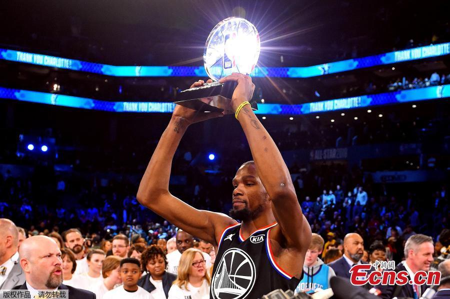 Team LeBron\'s Kevin Durant, of the Golden State Warriors holds his MVP trophy after the NBA All-Star basketball game, Feb. 17, 2019, in Charlotte, N.C. The Team LeBron won 178-164. (Photo/Agencies)