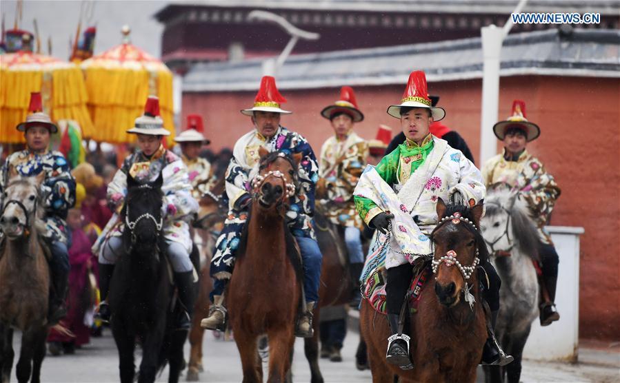 A horse team opens a way for the annual \
