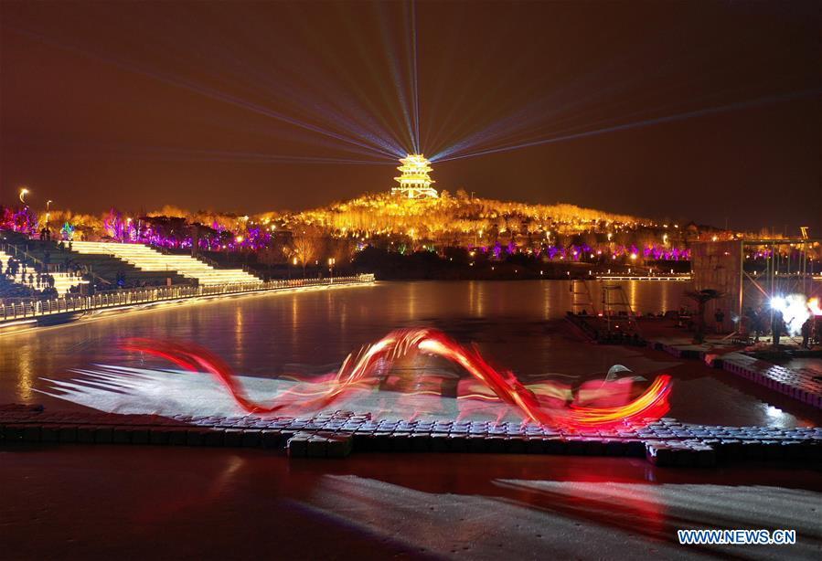 Aerial photo shows folk artists performing dragon dance at a lantern fair in the Nanhu Park in Tangshan, north China\'s Hebei Province, Feb. 15, 2019. (Xinhua/Yang Shiyao)