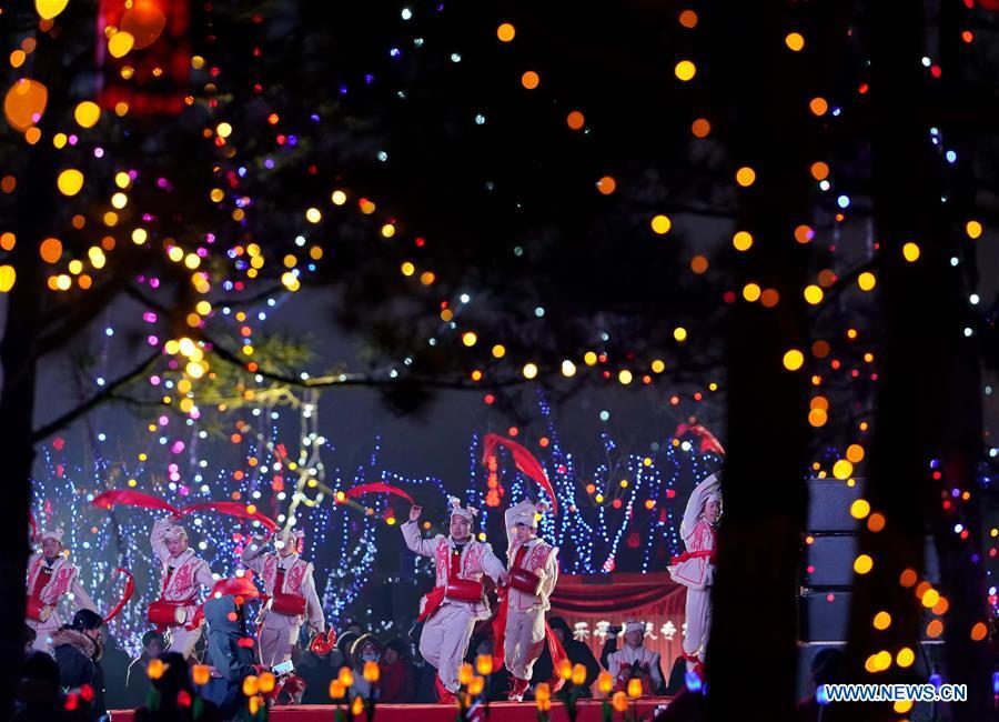 Folk artists perform drum dance at a lantern fair in the Nanhu Park in Tangshan, north China\'s Hebei Province, Feb. 15, 2019. (Xinhua/Yang Shiyao)