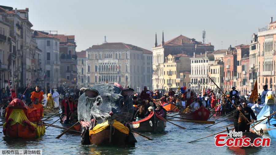 Venetians row during the masquerade parade on the Grand Canal during the Carnival in Venice, Italy, Feb. 17, 2019. Spectators lined the canal as elaborately decorated boats, accompanied by music, made their way down the waterway. (Photo/Agencies)