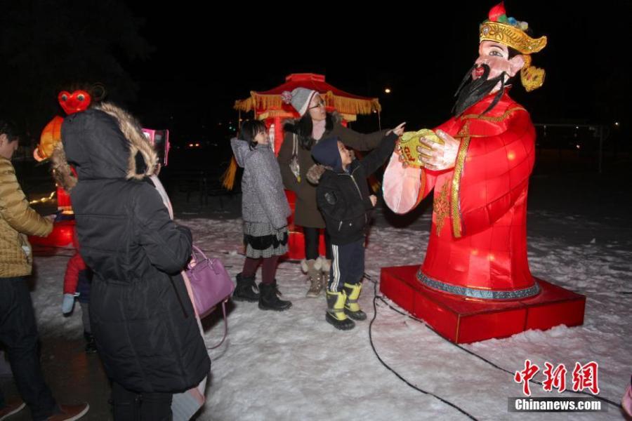 Visitors view Chinese lanterns during the 2019 Toronto Qinhuai Lantern Festival in Toronto, Canada, on Feb. 18, 2019. Featuring 23 large festive lanterns from China and lots of traditional Chinese festival activities, the 2019 Toronto Qinhuai Lantern Festival kicked off here on Monday.  (Photo: China News Service: Yu Ruidong)