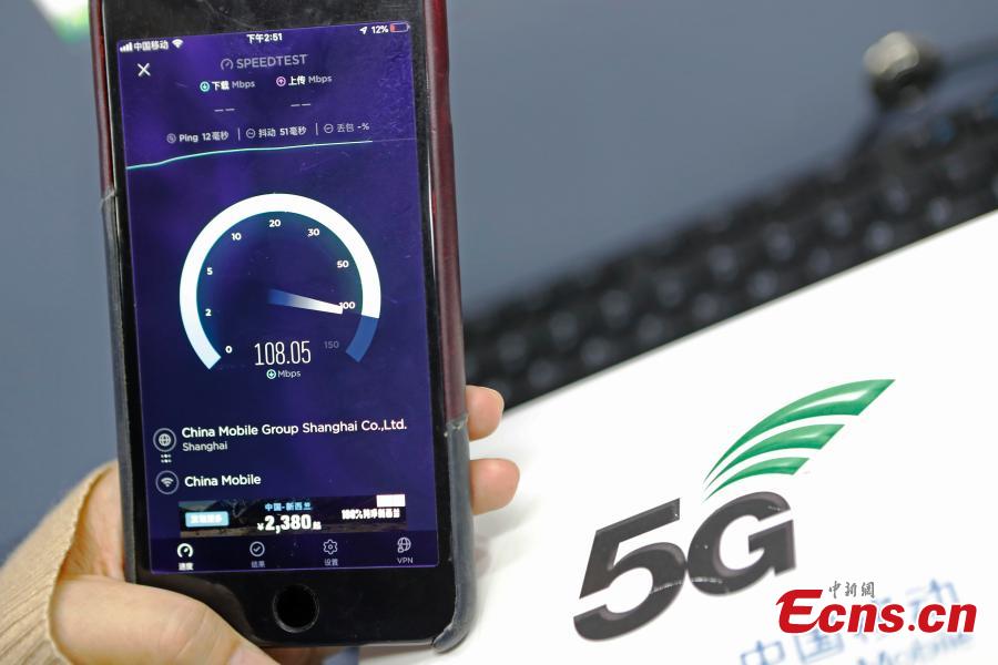 A passenger tests the 5G network and services in the Shanghai Hongqiao Railway Station, Feb. 18, 2019. The railway station, one of the world\'s busiest, will become the world\'s first \