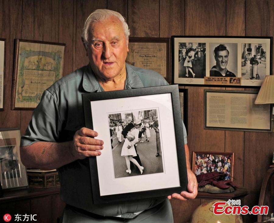 George Mendonsa, 89, holds one of the most iconic photographs of the 20th century at his Middletown, Rhode Island home, Oct. 23, 2012. In the photograph, Mendonsa is widely believed to be the sailor kissing an unsuspecting nurse (actually a dental hygienist) on V-E Day in Times Square in 1945. The photograph was taken by Life Magazine photographer Alfred Eisenstaedt. George Mendonsa has died at the age of 95. (Photo/Agencies)
