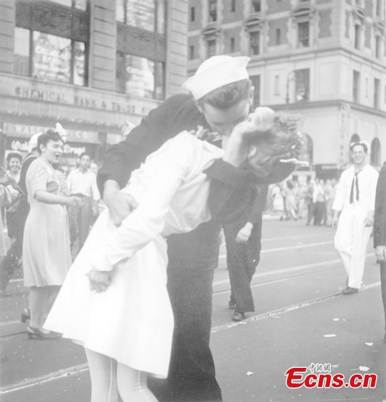George Mendonsa, the U.S. sailor famously photographed kissing a stranger in New York\'s Times Square to celebrate the end of World War Two has died aged 95. (Photo/Alfred Eisenstaedt)