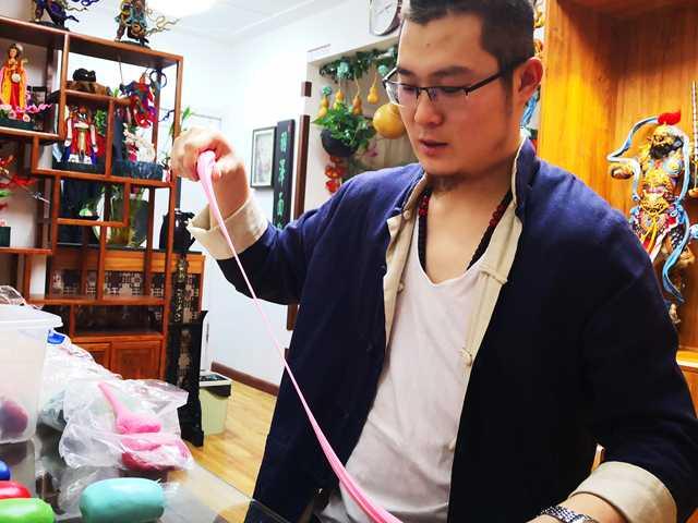 Gong Yuze works on a dough figurine in his studio in Harbin, capital of Northeast China\'s Heilongjiang Province. (Photo by Zhang Qingyun for chinadaily.com.cn)