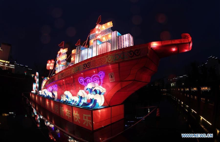 Photo taken on Feb. 17, 2019 shows colorful lanterns at Yansi ancient town of Huangshan, east China\'s Anhui Province. With the approaching of the Lantern Festival, many places across the country are decorated by colorful lanterns. (Xinhua/Shi Guangde)