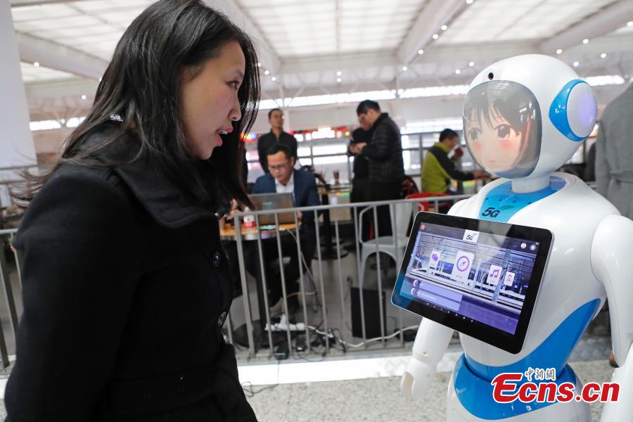 A passenger tests the 5G network and services in the Shanghai Hongqiao Railway Station, Feb. 18, 2019. The railway station, one of the world\'s busiest, will become the world\'s first \
