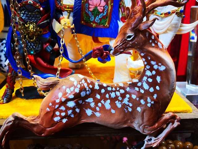 A leaping stag is created in dough by Gong Yuze. (Photo by Zhang Qingyun for chinadaily.com.cn)