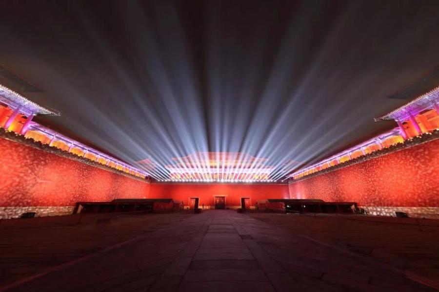 Photo taken on Feb 19, 2019 shows the night scenery in the Palace Museum, or the Forbidden City, in Beijing, capital of China. [Photo/Palace Museum]
To help shine a light on the Lantern Festival, Beijing\'s Forbidden City on Tuesday night was unconventionally sparkling.

The 720,000-square-meter complex of palatial edifices, which is now officially known as the Palace Museum, was lit up for the event, which many consider the unofficial end of the extended Lunar New Year holiday period.

About 3,000 visitors were allowed to visit the Gate of Supreme Harmony and step onto the outer city walls of the museum to enjoy a night tour, which was graced by 350 pairs of red lanterns.