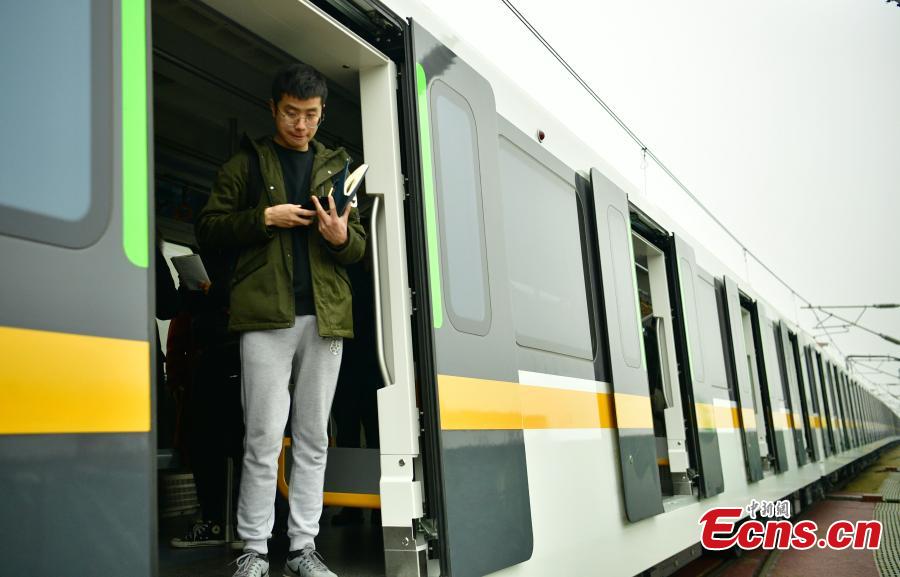 A driverless train on the Metro Line 9 in Chengdu City, Sichuan Province, Feb. 19, 2019. The automated train, which is 185 meters long and three meters wide, can carry up to 3,496 passengers. (Photo: China News Service/Liu Zhongjun)