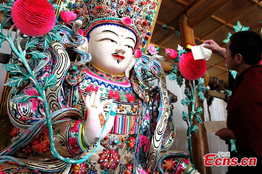 Buddha statues made of yak butter are displayed at the Ta\'er (Kumbum) Monastery in Huangzhong County, Northwest China\'s Qinghai Province, Feb. 19, 2019. Handmade by lamas in the shapes of Buddha figurines, trees, flowers, birds and animals, they are crafted at the monastery known for the most advanced butter sculpting techniques. (Photo: China News Service/Zhang Tianfu)