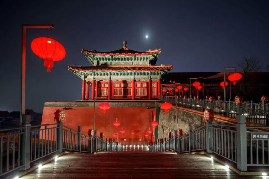 Photo taken on Feb 19, 2019 shows the night scenery in the Palace Museum, or the Forbidden City, in Beijing, capital of China. [Photo/Palace Museum]
The south and north gates of the Forbidden City and other main buildings throughout the palace were also bathed in red and a salvo of light.

The festival, which falls on Tuesday, is the 15th day of the first month in the lunar calendar. The hanging of lanterns is a traditional activity to celebrate the event.

Digital projection of A Panorama of Rivers and Mountains and Along the River during the Qingming Festival, two Northern Song Dynasty (960-1127) landscape paintings, were also visible on the roofs of some structures.
