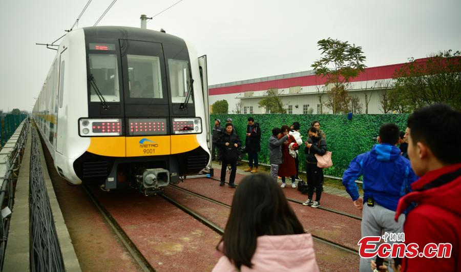 A driverless train on the Metro Line 9 in Chengdu City, Sichuan Province, Feb. 19, 2019. The automated train, which is 185 meters long and three meters wide, can carry up to 3,496 passengers. (Photo: China News Service/Liu Zhongjun)