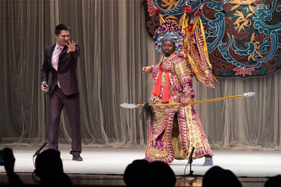 A foreign student wearing a traditional Kunqu costume strikes a pose on the stage.  (Photo/chinadaily.com.cn)