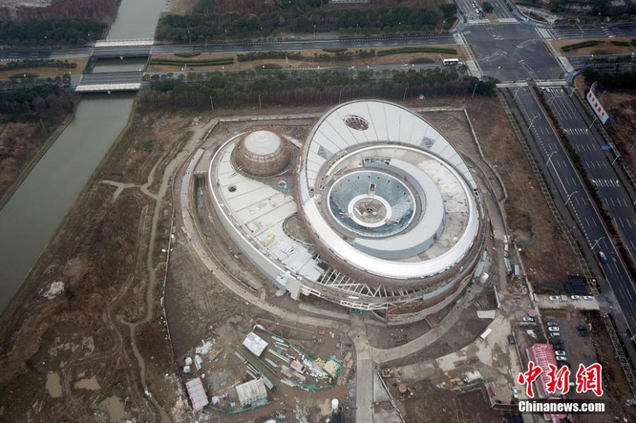 An aerial photo shows the Shanghai Planetarium on Feb. 20, 2019. All of the main steel structure projects of the Shanghai Planetarium were completed on Tuesday. Located in Lingang in Pudong New Area, the Shanghai Planetarium will be the world\'s largest with a total area of 38,164 square meters when it officially opens in 2020. The main idea behind the design of the planetarium is influenced by astronomical principles like orbital motion. (Photo: China News Service/Zhang Hengwei)