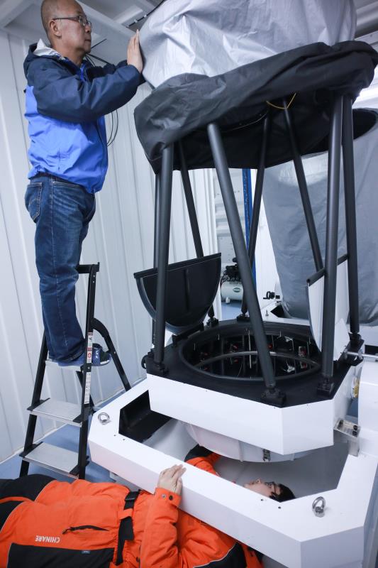 A member of China\'s 35th research mission in Antarctica adjusts a fluorescence Doppler lidar system at the Zhongshan Station, a Chinese research base in Antarctica, Feb. 11, 2019. Chinese researchers have installed and tested a fluorescence Doppler lidar system at a research base in Antarctica during a mission that was just concluded last week and are now heading home. The system run at Zhongshan Station had enabled them to simultaneously observe the temperature and the three-dimensional wind field in the atmospheric region mesopause above Antarctica, exploring the middle and upper atmosphere of the polar cusp region. (Xinhua/Liu Shiping)