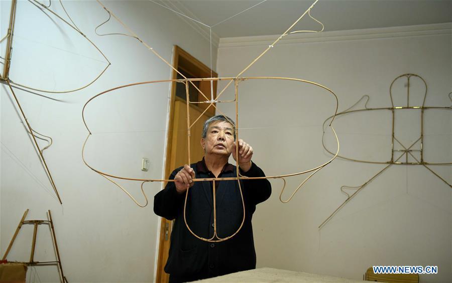 Kite enthusiast Fu Xianming makes kite skeletons at home in Shijiazhuang, north China\'s Hebei Province, Feb. 20, 2019. Fu Xianming and his wife Lin Wenqing are known for their passion for kites. The retired school-teacher couple has completed more than 1,500 kites since they began to learn kite-making in 1998. Driven by a wish to master the kite-making crafts, Fu and Lin went on multiple study tours to Weifang, Shandong Province, where traditional Chinese kites originated. Besides enjoying themselves, the couple has also set up a campus workshop for local students who show interest in kite-making. (Xinhua/Chen Qibao)