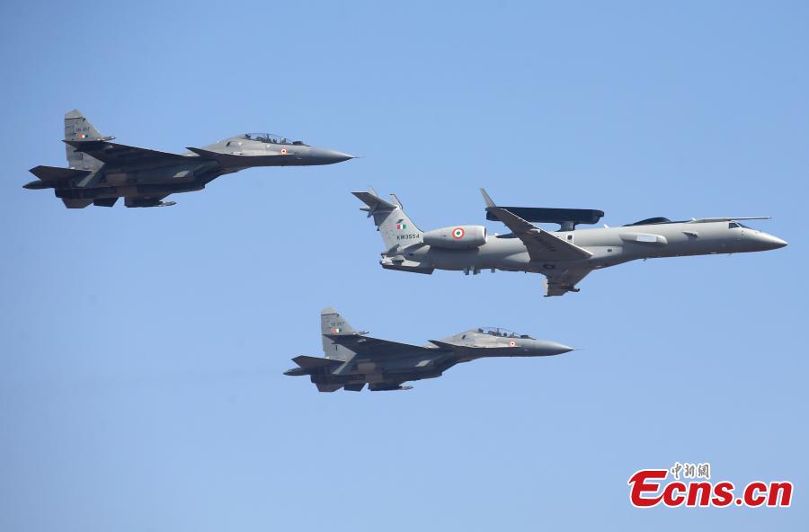 Indian Air Force Embraer, center, and Sukhoi Su-30 MKI fighter aircrafts perform aerobatic maneuvers on the inaugural day of Aero India 2019 at Yelahanka air base in Bangalore, India, Feb. 20, 2019. Over 400 exhibitors from more than 20 countries and regions are participating in Aero India show this year. (Photo/Agencies)
