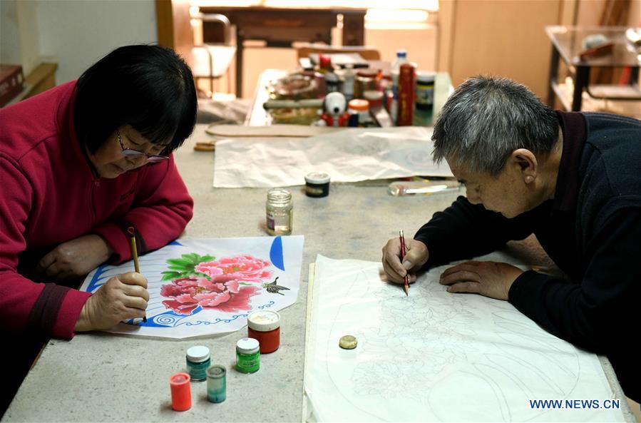 Kite enthusiasts Fu Xianming (R) and Lin Wenqing make kites at home in Shijiazhuang, north China\'s Hebei Province, Feb. 20, 2019. Fu Xianming and his wife Lin Wenqing are known for their passion for kites. The retired school-teacher couple has completed more than 1,500 kites since they began to learn kite-making in 1998. Driven by a wish to master the kite-making crafts, Fu and Lin went on multiple study tours to Weifang, Shandong Province, where traditional Chinese kites originated. Besides enjoying themselves, the couple has also set up a campus workshop for local students who show interest in kite-making. (Xinhua/Chen Qibao)