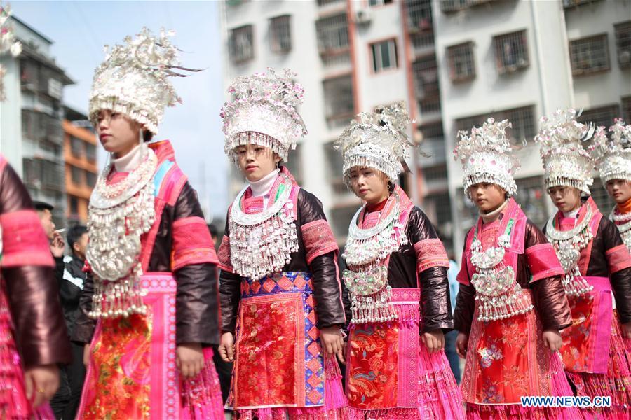 People of the Miao ethnic group dance to the Lusheng, a reed-pipe wind instrument, to celebrate their new life at the relocated Fengle community in Rongjiang County, southwest China\'s Guizhou Province, Feb. 21, 2019. The relocated ethnic Miao people from remote areas to the community held a gathering Thursday by inviting neighboring Miao villages\' Lusheng teams to celebrate their new life.(Xinhua/Yang Chengli)