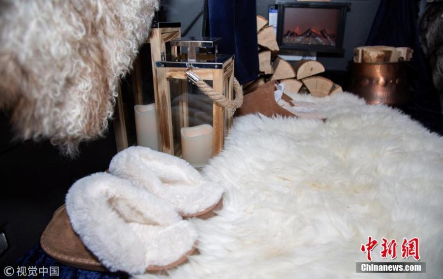 The world’s cosiest taxi has been unveiled in London featuring velvet seats, sheepskin rugs -- and a roaring fireplace. The one-of-a kind taxi has been decked out to resemble a country log cabin. Passengers in the cab will even be given a pair of sheepskin slippers. The mobile log cabin is currently being trialed and will be picking up commuters from all across the city for free. (Photo/VCG)