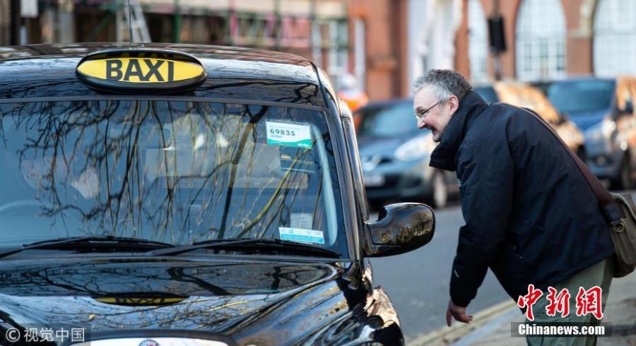 The world’s cosiest taxi has been unveiled in London featuring velvet seats, sheepskin rugs -- and a roaring fireplace. The one-of-a kind taxi has been decked out to resemble a country log cabin. Passengers in the cab will even be given a pair of sheepskin slippers. The mobile log cabin is currently being trialed and will be picking up commuters from all across the city for free. (Photo/VCG)