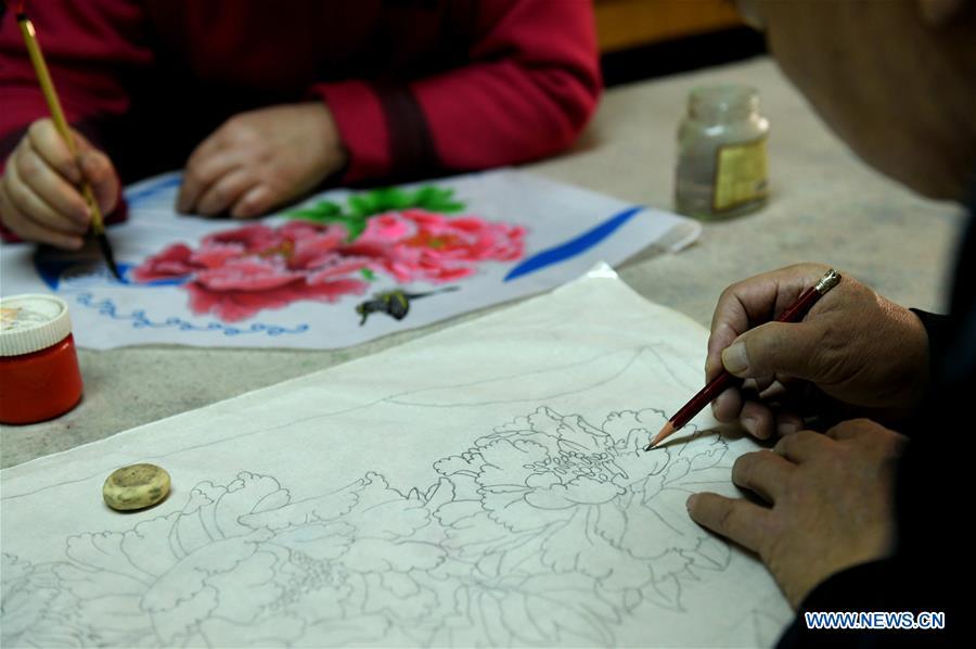 Kite enthusiasts Fu Xianming (R) and Lin Wenqing make kites at home in Shijiazhuang, north China\'s Hebei Province, Feb. 20, 2019. Fu Xianming and his wife Lin Wenqing are known for their passion for kites. The retired school-teacher couple has completed more than 1,500 kites since they began to learn kite-making in 1998. Driven by a wish to master the kite-making crafts, Fu and Lin went on multiple study tours to Weifang, Shandong Province, where traditional Chinese kites originated. Besides enjoying themselves, the couple has also set up a campus workshop for local students who show interest in kite-making. (Xinhua/Chen Qibao)