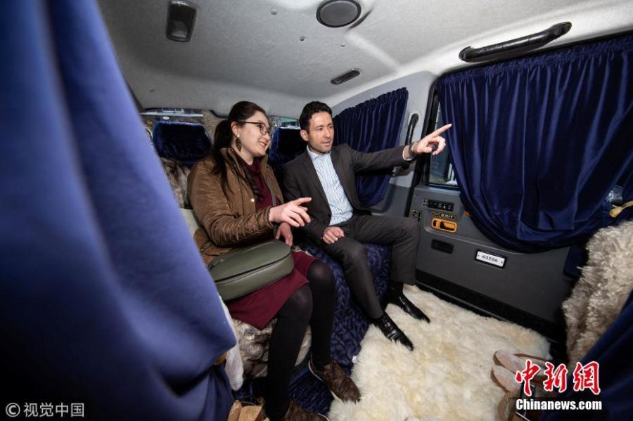 The world’s cosiest taxi has been unveiled in London featuring velvet seats, sheepskin rugs -- and a roaring fireplace. The one-of-a kind taxi has been decked out to resemble a country log cabin. Passengers in the cab will even be given a pair of sheepskin slippers. The mobile log cabin is currently being trialed and will be picking up commuters from all across the city for free. (Photo/VCG)