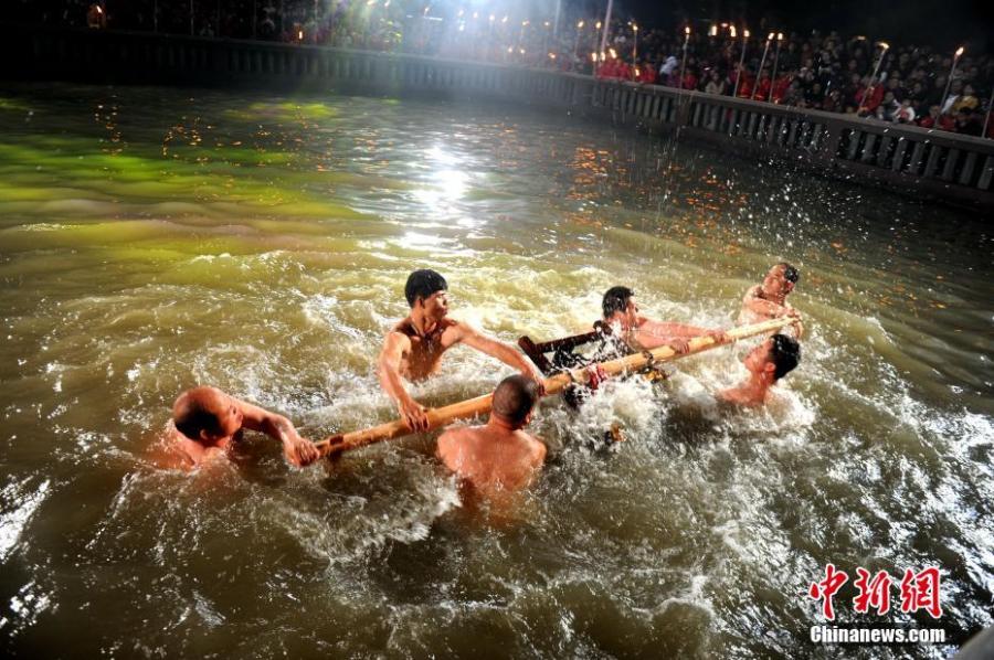 Locals perform a folk custom to commemorate three historical figures in Guihou Village, Yanxi Town, Fujian Province, Feb. 21, 2019. The ceremony originated as a tradition in the Ye family to worship Wen Tianxiang, Zhang Shijie and Lu Xiufu, three generals in the Song Dynasty (960-1279) known for loyalty, integrity and bravery. After 500 years, it has become an intangible cultural heritage recognized by the province. (Photo: China News Service/Zhang Jinchuan)