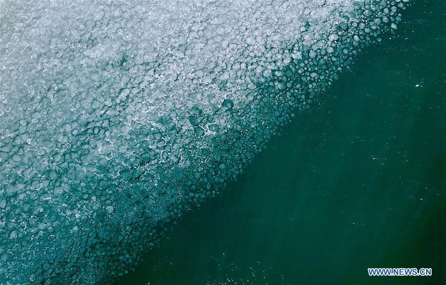 Photo taken on Dec. 21, 2017 shows the frozen Qinghai Lake in northwest China\'s Qinghai Province. China\'s largest inland saltwater lake saw its water level rise 0.48 meters in 2018 as a result of increased rainfall, the local meteorological center said. Qinghai Lake, situated in northwest China\'s Qinghai Province, has been expanding since 2005. The water level rose to 3,195.41 meters at the end of last year, according to the Qinghai hydrology and water resources investigation bureau. Experts said the rising level of the lake could help increase the area\'s humidity and temperature, which contributes to the improvement of the region\'s wildlife habitat and ecosystem. (Xinhua/Jia Haiyuan)