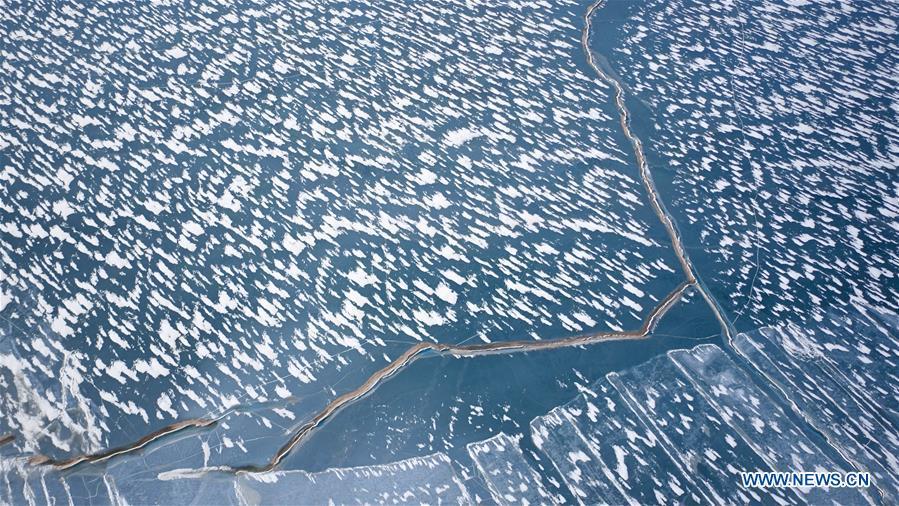 Aerial photo taken on Dec. 28, 2016 shows the scenery of ice floating on Qinghai Lake in northwest China\'s Qinghai Province. China\'s largest inland saltwater lake saw its water level rise 0.48 meters in 2018 as a result of increased rainfall, the local meteorological center said. Qinghai Lake, situated in northwest China\'s Qinghai Province, has been expanding since 2005. The water level rose to 3,195.41 meters at the end of last year, according to the Qinghai hydrology and water resources investigation bureau. Experts said the rising level of the lake could help increase the area\'s humidity and temperature, which contributes to the improvement of the region\'s wildlife habitat and ecosystem. (Xinhua/Wu Gang)