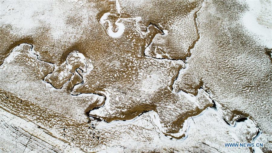 Aerial photo taken on Jan. 17, 2019 shows the scenery of a grassland near Qinghai Lake in northwest China\'s Qinghai Province. China\'s largest inland saltwater lake saw its water level rise 0.48 meters in 2018 as a result of increased rainfall, the local meteorological center said. Qinghai Lake, situated in northwest China\'s Qinghai Province, has been expanding since 2005. The water level rose to 3,195.41 meters at the end of last year, according to the Qinghai hydrology and water resources investigation bureau. Experts said the rising level of the lake could help increase the area\'s humidity and temperature, which contributes to the improvement of the region\'s wildlife habitat and ecosystem. (Xinhua/Wu Gang)