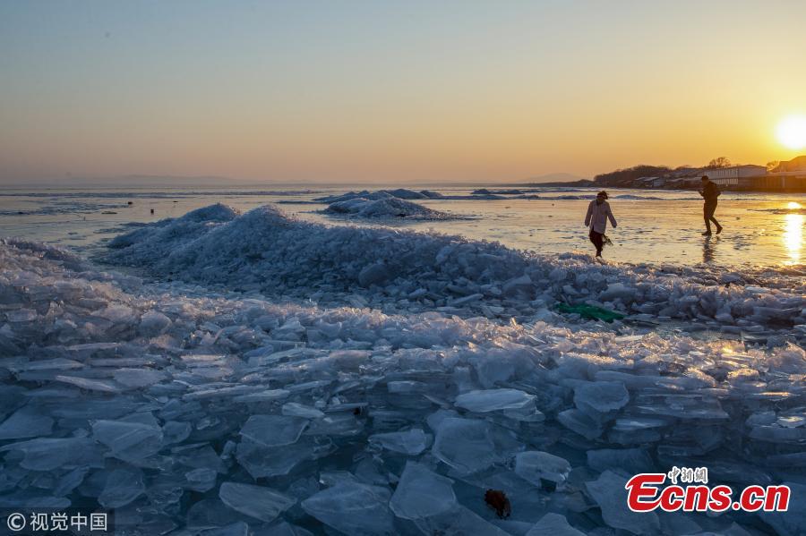 A view of the frozen Xingkai Lake, a border lake between China and Russia, in Northeast China\'s Heilongjiang Province, Feb. 23, 2019. The largest freshwater lake in northeast China, Xingkai is well-known for its abundant biodiversity and complex ecosystems. Local authorities are warning tourists the ice in the lake has begun melting earlier than in the past. (Photo/VCG)
