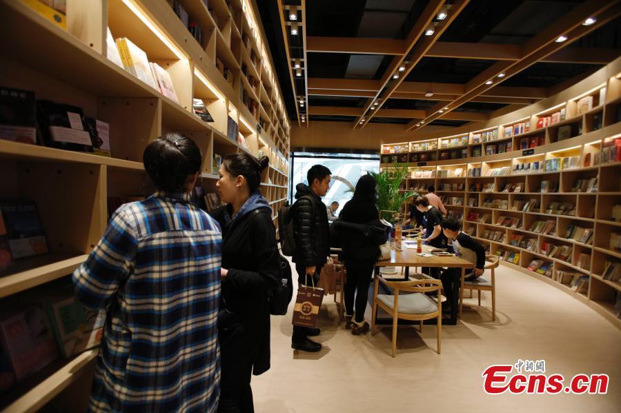 People choose books at Zhongchuang Bookstore in Harbin, Heilongjiang Province, Feb. 24, 2019.  (Photo: China News Service/Lv Pin)
