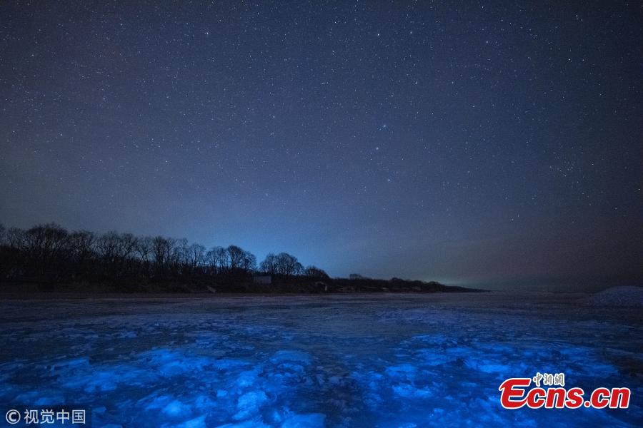 A view of the frozen Xingkai Lake, a border lake between China and Russia, in Northeast China\'s Heilongjiang Province, Feb. 23, 2019. The largest freshwater lake in northeast China, Xingkai is well-known for its abundant biodiversity and complex ecosystems. Local authorities are warning tourists the ice in the lake has begun melting earlier than in the past. (Photo/VCG)