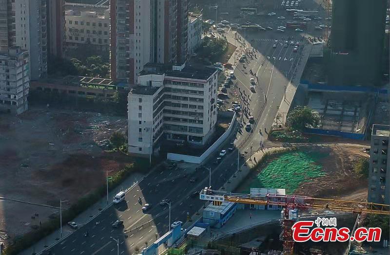A holdout building is demolished in Haikou City, Hainan Province, Feb. 24, 2019. The eight-story building was left standing for three years due to disagreements over compensation, affecting traffic and the urban landscape. The local government finally reached agreement with homeowners who agreed to relocate.  (Photo: China News Service/Huang Yixiao)