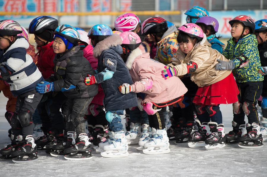 Students at Beijing Yanqing Taipingzhuang Central Primary School practice skating on the ice rink. (Photo/Xinhua)
This ice rink has also led to the development of the students on the ice project of the adjacent Kangzhuang Primary School, the Xiayu Primary School and the Xiaofengying Primary School. \