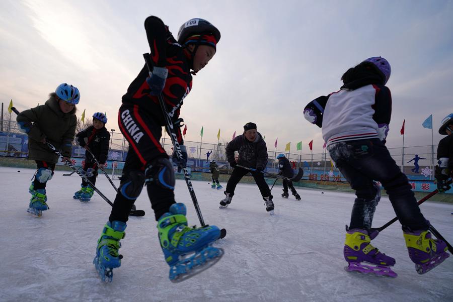 Students at Beijing Yanqing Taipingzhuang Central Primary School practice skating on the ice rink. (Photo/Xinhua)
Now, more than 140 students from the school practice ice sports for one hour every day in winter.

The ice rink was completed in less than two years, and has become an ice paradise for the students.

In addition to a fixed hour of free ice-time every day, students can also join the skating interest group after school for on-court training.

Also, many parents learn to skate while waiting to pick up their children.