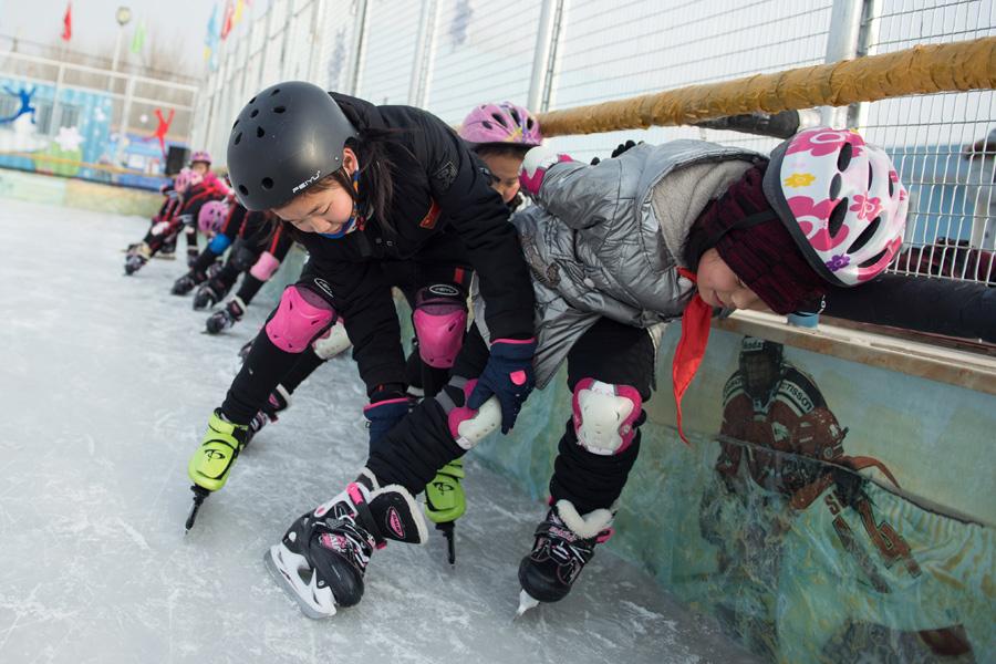 Students at Beijing Yanqing Taipingzhuang Central Primary School practice skating on the ice rink. (Photo/Xinhua)
\