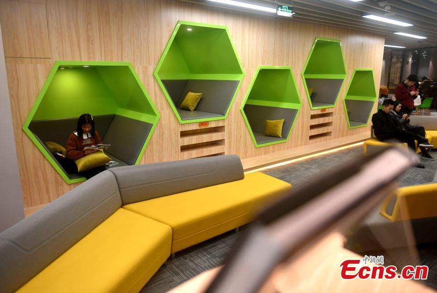 The 24-hour study room in Qishan campus of Fujian Normal University in Fuzhou City, East China\'s Fujian Province, Feb. 27, 2019. The room that never closes includes sleeping cabins and a space management system. (Photo: China News Service/Lyu Ming)