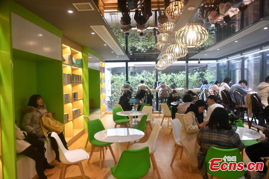 The 24-hour study room in Qishan campus of Fujian Normal University in Fuzhou City, East China\'s Fujian Province, Feb. 27, 2019. The room that never closes includes sleeping cabins and a space management system. (Photo: China News Service/Lyu Ming)