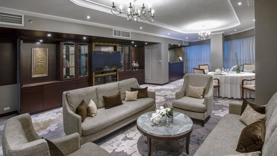 The living room-dining area of an executive suite is seen at the Melia Hotel Hanoi, where DPRK top leader Kim Jong-un is staying during the second U.S.-DPRK summit.  (Photo provided to chinadaily.com.cn)