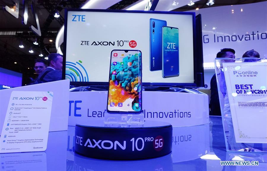 China\'s ZTE presents its Axon 10 Pro 5G cellphone at Mobile World Congress (MWC 2019) in Barcelona, Spain, Feb. 26, 2019. The four-day MWC 2019 opened its door on Monday, which presents the newest 5G products of the high-tech giants from all around the world. (Xinhua/Guo Qiuda)
