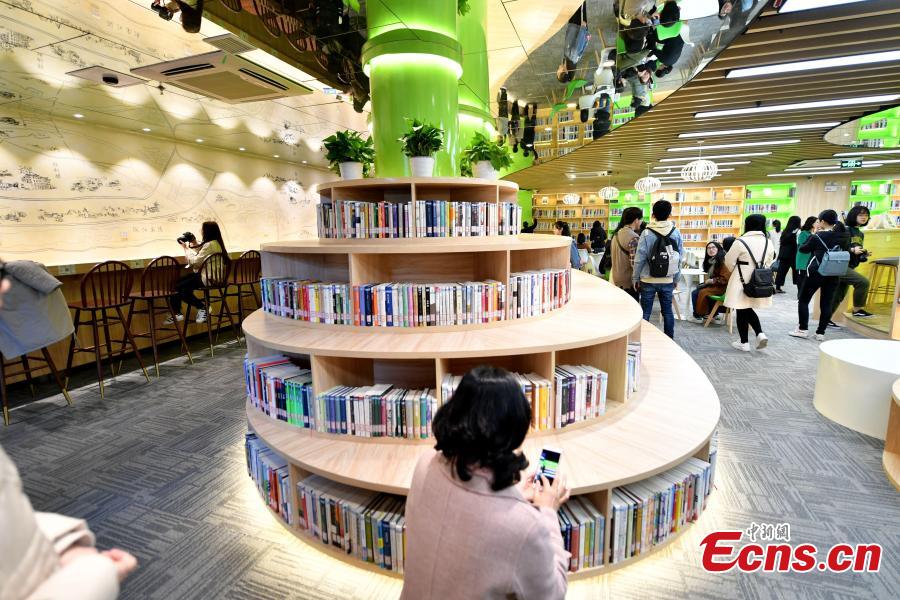 The 24-hour study room in Qishan campus of Fujian Normal University in Fuzhou City, East China\'s Fujian Province, Feb. 27, 2019. The room that never closes includes sleeping cabins and a space management system. (Photo: China News Service/Lyu Ming)