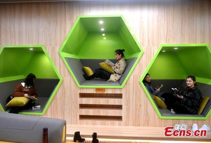 The 24-hour study room in Qishan campus of Fujian Normal University in Fuzhou City, East China\'s Fujian Province, Feb. 27, 2019. The room that never closes includes sleeping cabins and a space management system. (Photo: China News Service/Lyu Ming)