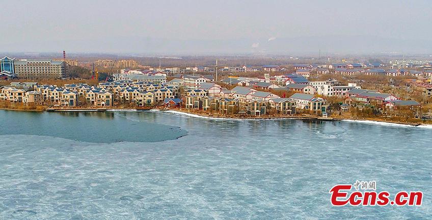 A view of the Zhangye National Wetland Park in Zhangye City, Northwest China\'s Gansu Province as it is partially frozen in the latest cold front. (Photo: China News Service/Wang Chao)