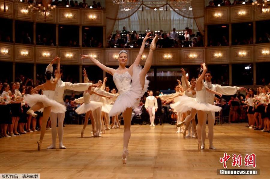 Dancers of the State Opera Ballet perform in the ballroom during the dress rehearsal for the traditional Vienna Opera Ball at the Wiener Staatsoper (Vienna State Opera), in Vienna, Austria, Feb. 27 2019. The Vienna Opera Ball takes place on 28 February. (Photo/Agencies)