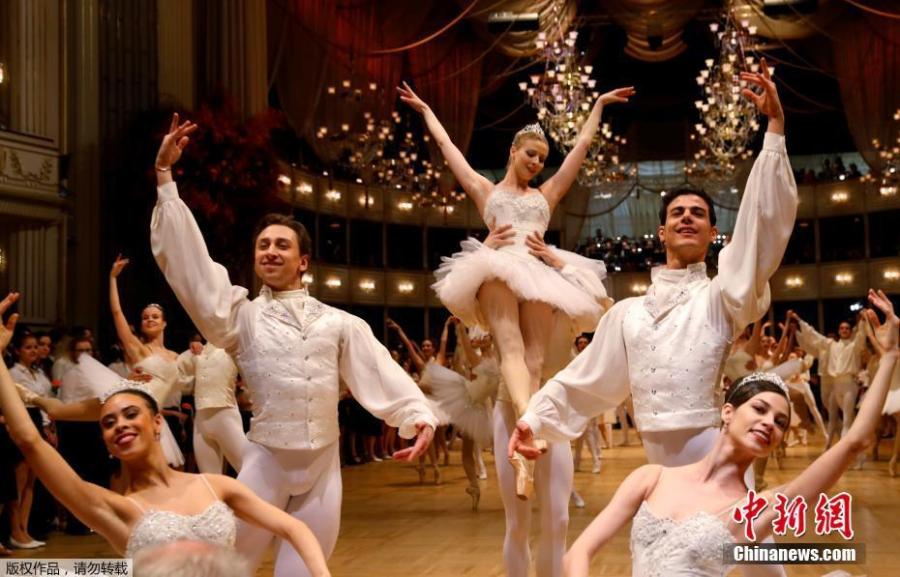Dancers of the State Opera Ballet perform in the ballroom during the dress rehearsal for the traditional Vienna Opera Ball at the Wiener Staatsoper (Vienna State Opera), in Vienna, Austria, Feb. 27 2019. The Vienna Opera Ball takes place on 28 February. (Photo/Agencies)