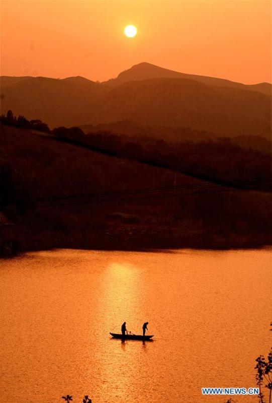 River and lake chiefs clear the water at Louyu reservoir in Yuezhuang Township of Yiyuan County, east China\'s Shandong Province, April 26, 2018. As \